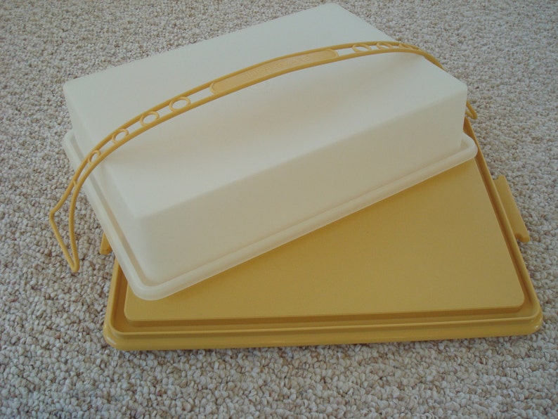 Cake Stand-Made in USA Vintage Tupperware Sheet Cake Carrier Harvest Gold Yellow-CupCake Carrier