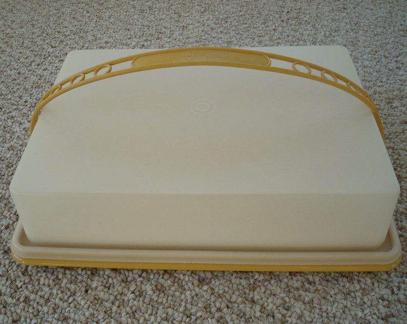 Cake Stand-Made in USA Vintage Tupperware Sheet Cake Carrier Harvest Gold Yellow-CupCake Carrier