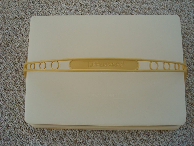 Cake Stand-Made in USA Vintage Tupperware Sheet Cake Carrier Harvest Gold Yellow-CupCake Carrier