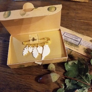 Broche Breloques de la forêt en porcelaine blanche
