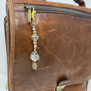 Geldbörse und Taschenanhänger Geschenk für Eulenliebhaber Skurriles Geschenk Rucksack Charme Geschenk für Freund Geschenk unter 25 Gastgeberin Geschenk Gönnen Sie sich Eule Charme
