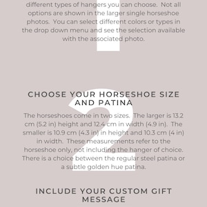 Op de afbeelding: Informatieve afbeelding met tekst: "Hoe u uw Lucky Horseshoe selecteert." Details over het kiezen van een hangertype, hoefijzergrootte (groter is 13,2 cm hoog, 12,4 cm breed) en aangepaste cadeau-bericht. Bevat informatie over patina-opties.