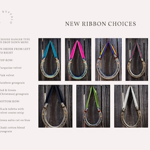 Op de afbeelding: Afbeelding van hoefijzervormige items met verschillende lintopties. De bovenste rij toont turquoise, roze, regenboog en rood & groene linten. De onderste rij toont zwarte, groene en kaki linten. De tekst luidt "NEW RIBBON CHOICES".