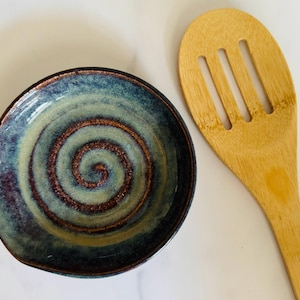 Descanso de colher feito à mão | Cerâmica de porcelana com esmalte bronze azul-escuro | Cerâmica feita à mão | Utensílios de cozinha artesanais
