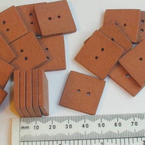 20 quadratische Terrakottaknöpfe, 23 mm breit, 2 mm dick, 2 Löcher, schlichtes Terrakotta zum Stricken oder zum Basteln