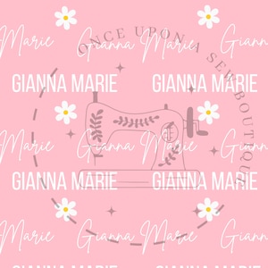 Peut inclure: Un fond rose avec une machine à coudre blanche et des marguerites blanches. Le texte "Gianna Marie Sew Boutique" est répété sur toute l'image.