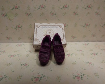 Mocassini da uomo in miniatura in pelle testurizzata color magenta, in scala 1/12