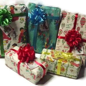 5 Christmas Wrapped Gifts with Bows  Dolls House Miniature