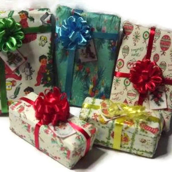 5 Christmas Wrapped Gifts with Bows  Dolls House Miniature