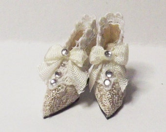 Handgemaakte miniatuur crème & goud zijdebrokaat bruiloft poppenhuis schoenen 1/12e schaal