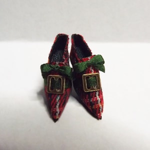 Zapatos de casa de muñecas en miniatura de tartán rojo hechos a mano