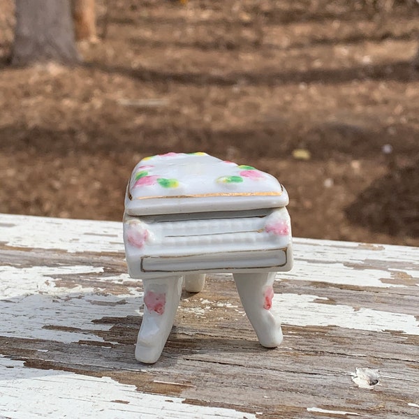 Vintage miniature piano porcelain for doll house or as trinket box. Made in Occupied Japan between 1945 and 1952.