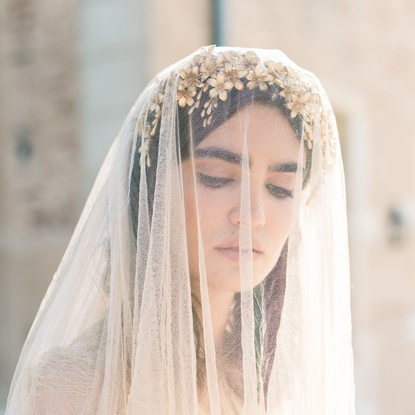 Coiffe de mariée en fleur d'oranger CALISTA. Bandeau floral nuptial. Casque floral de mariage.