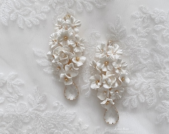 CASSANDRA floral bridal earrings. Floral wedding earrings. Bridal earrings. White earrings. Bridal maxi earrings. Bridal earrings 2024