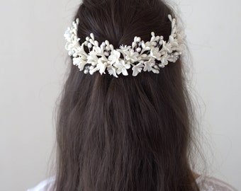 LOULOU bruids hoofddeksel. Bloemen hoofddeksel. Bloesems terug hoofddeksel. Bruids krans. Bruiloft bloemen hoofddeksel. Bloemen wit hoofddeksel.