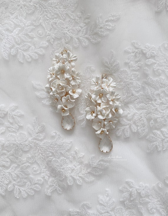 CASSANDRA floral bridal earrings. Floral wedding earrings. Bridal earrings. White earrings. Bridal maxi earrings. Bridal earrings 2024