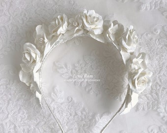 Couronne nuptiale ROSE BLANCHE. Casque de mariée. Coiffe florale. Bandeau rose de mariage. Bandeau rose nuptial.