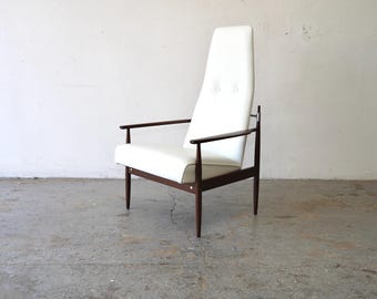 Danish Modern Leather Lounge Chair By Selrite in Style of Peter Hvidt