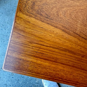A Pair of Westnofa Danish Modern Teak nightstand / End Tables imagem 8