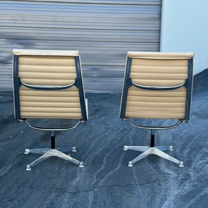 Pair of swiveling 1960s Herman Miller Eames Aluminum Group swivel Lounge Chairs image 7