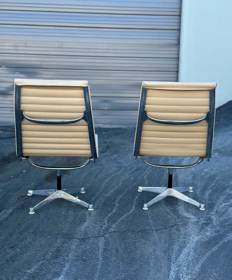 Pair of swiveling 1960s Herman Miller Eames Aluminum Group swivel Lounge Chairs image 7