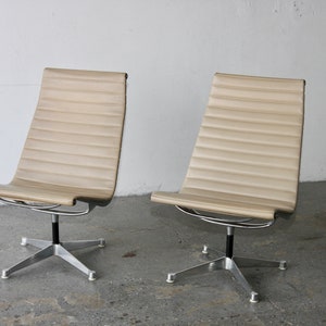 Pair of swiveling 1960s Herman Miller Eames Aluminum Group swivel Lounge Chairs image 2