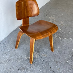 Mid Century 1940s Walnut DCW Plywood Chair by Charles & Ray Eames Herman Miller image 2