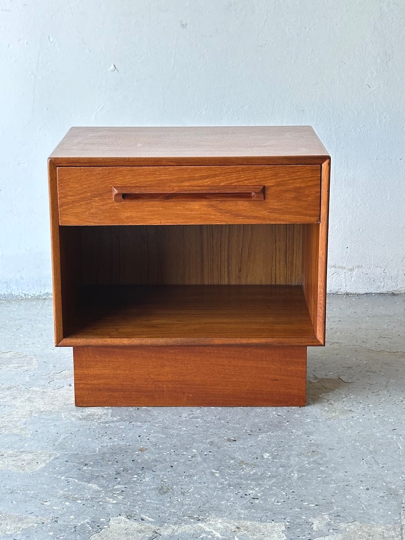 A Pair of Westnofa Danish Modern Teak nightstand / End Tables imagem 3