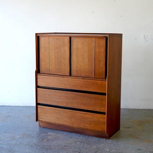 Merton Gershun for Dillingham Mid-Century Modern Esprit Walnut Gentleman’s Chest