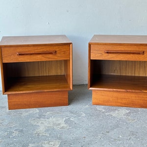 A Pair of Westnofa Danish Modern Teak nightstand / End Tables imagem 10