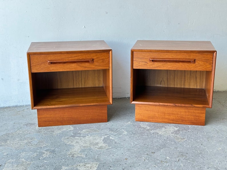 A Pair of Westnofa Danish Modern Teak nightstand / End Tables imagem 10