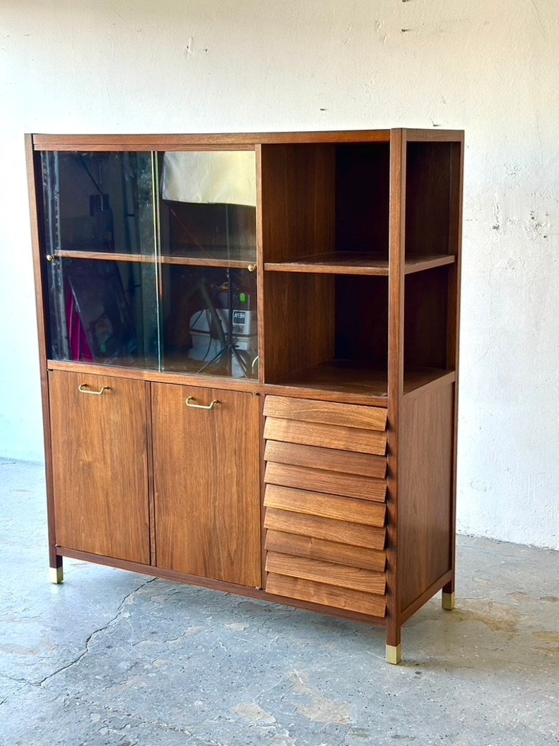 Mid Century Modern American of Martinsville Dania Display Cabinet China Hutch image 3