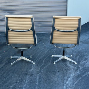 Pair of swiveling 1960s Herman Miller Eames Aluminum Group swivel Lounge Chairs image 10