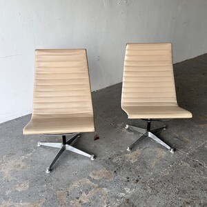 Pair of swiveling 1960s Herman Miller Eames Aluminum Group swivel Lounge Chairs image 8