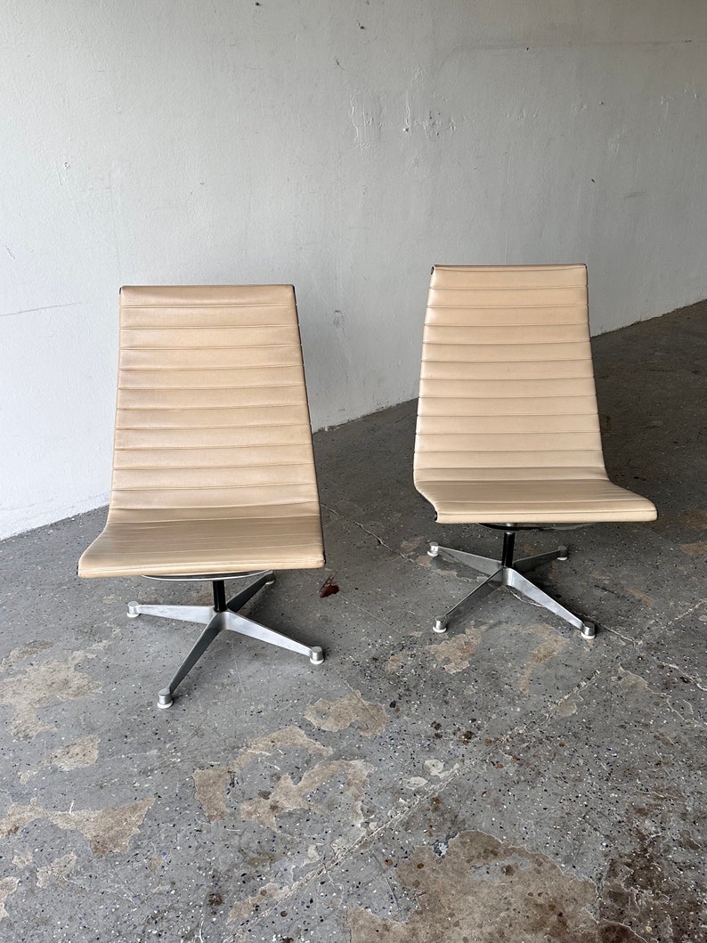 Pair of swiveling 1960s Herman Miller Eames Aluminum Group swivel Lounge Chairs image 8
