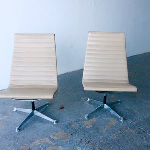 Pair of swiveling 1960s Herman Miller Eames Aluminum Group swivel Lounge Chairs image 3