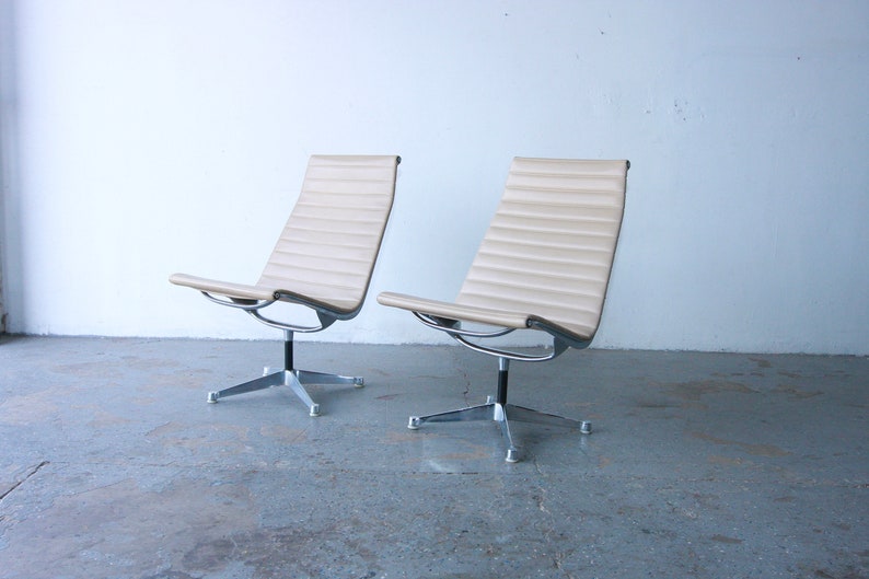 Pair of swiveling 1960s Herman Miller Eames Aluminum Group swivel Lounge Chairs image 1