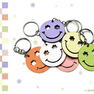 Smiley Face Keychain Unsealed Hand Painted Wooden Keychain Retro Daisy Smiley Face Keychain Cute Groovy Key Ring Accessory