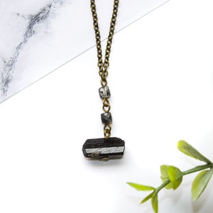 Schwarze Turmalin Halskette zum Schutz, Rohkristall Halskette, Empath Schutz Halskette, Schwarze Kristall Halskette, Schutz Schmuck