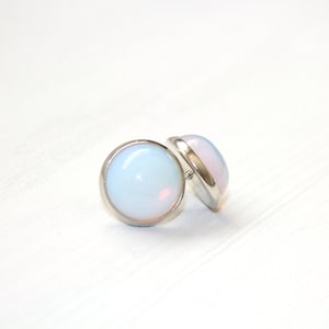 Boucles d’oreilles rondes Opalite, bijoux de pierre de naissance opale, boucles d’oreilles opalite argent, poteaux de boucle d’oreille libre de nickel, pierre précieuse d’octobre, bijoux de pierre gemme
