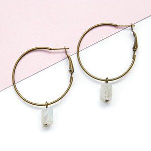 Créoles en pierre de lune arc-en-ciel, Créoles en pierre de lune, Boucles d&#39;oreilles en pierre de lune, Boucles d&#39;oreilles en cristal, Bijoux en pierre de lune arc-en-ciel, Bijoux en laiton simples