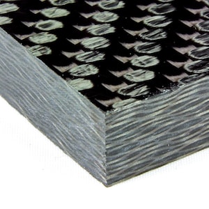 以下が含まれることがあります： 黒と白のカーボンファイバーシートのクローズアップ。シートは織り模様で、滑らかで光沢のある仕上げと層状のエッジがあります。