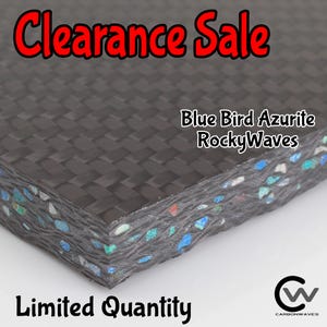 Puede incluir: Primer plano de una esterilla de yoga gris y azul con textura de fibra de carbono. La esterilla está hecha de materiales reciclados y tiene una cantidad limitada disponible. El texto "Blue Bird Azurite RockyWaves" y "Limited Quantity" es visible en la esterilla.
