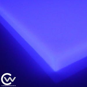 Könnte beinhalten: Eine glatte, flache Oberfläche, die von einem leuchtenden, soliden blauen Licht erhellt wird. Die Ecke des Objekts ist sichtbar und bildet eine scharfe diagonale Kante. Unten links steht der weiße Schriftzug CARBONWAVES mit stilisiertem C und W.