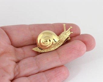 Snail golden brooch pin,snail brooch pin,golden brooch pin,snail golden pin,snail jewelry,realistic snail brooch,18kt gold plated brass pin