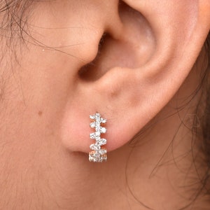 Brincos de argola com clicker de ouro maciço 18k e diamante natural de 6 mm a 13 mm, argolas com nariz de concha, argolas de diamante assimétricas, brincos Huggie para noivas