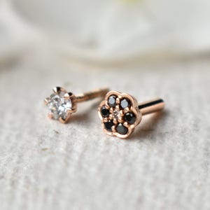 Orecchini a perno reversibili a doppia estremità, in oro massiccio 14k e 18k e diamante naturale bianco e nero, a forma di fiore.