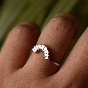 Curved Baguette Diamond Wedding Band, 14k 18k Solid Gold Stacking Ring, Seamless Diamond Nesting Band, Art Deco Bridal Ring