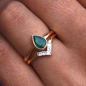 0.50Ct Natural Pear Emerald & Princess Diamond Engagement Ring Set, 14k 18k Solid Gold Bridal Wedding Set, Pear May Birthstone Chevron Ring