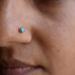 Pendiente de turquesa natural de 2 mm y 3 mm en oro de 14K y 18K, 16g, 18g, 20g. Joyería para piercings: lóbulo de la nariz, cartílago, labio, hélix plano, tragus. Piedra de nacimiento de diciembre (DDP). imagen 3